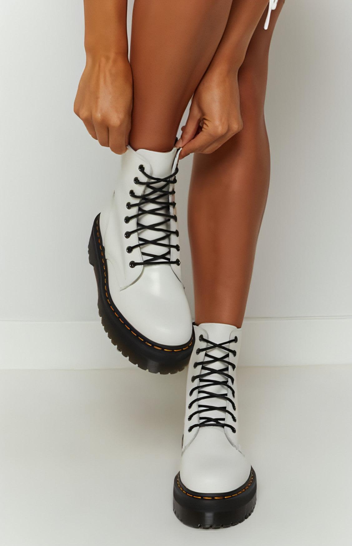 Dr Martens Jadon Platform White Black - דר מרטינס
