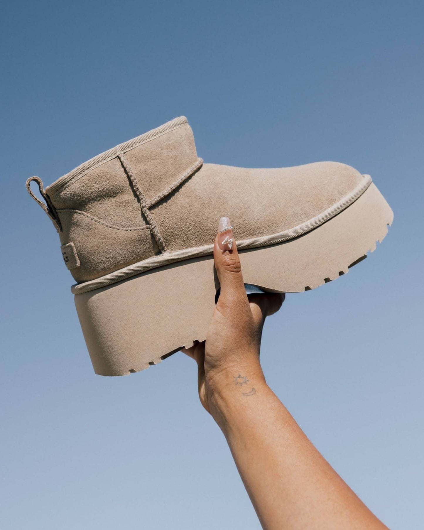 נעלי האג פלטפורמה UGG Classic Ultra Mini New Heights Boots Mustard Seed