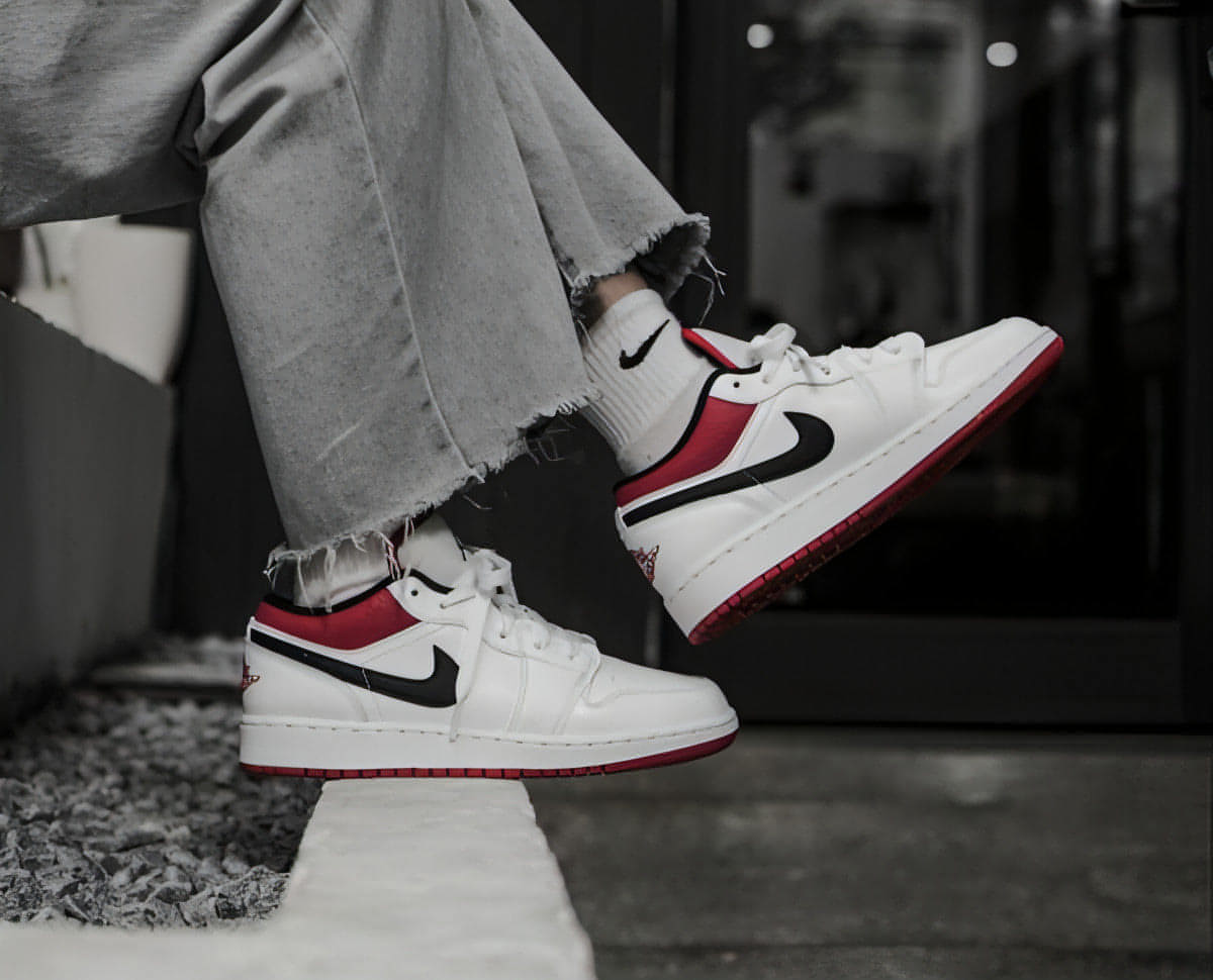 Air Jordan 1 Low White University Red Black